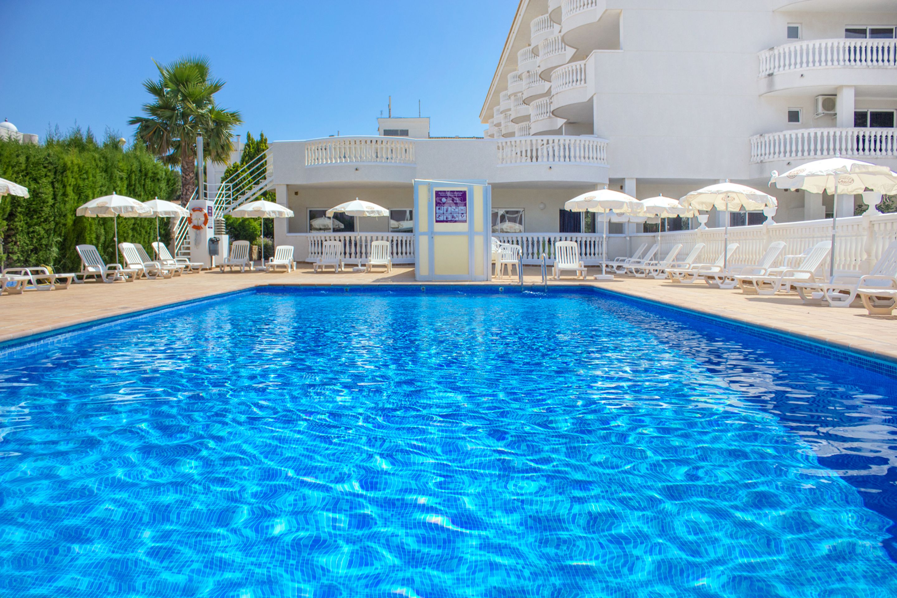 2 outdoor pools, pool umbrellas, pool loungers