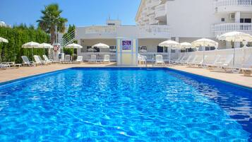 2 piscinas externas, guarda-sóis, espreguiçadeiras