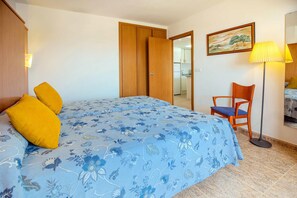 Cofres nos quartos, escrivaninha, Wi-Fi de cortesia, roupa de cama