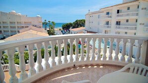 A balcony with a view of the sea and buildings. - Hotel Servigroup Romana (Alcala de Xivert)