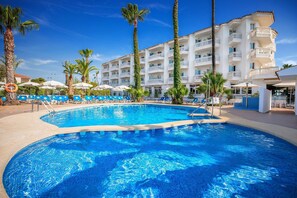 2 สระว่  ายน้ำกลางแจ้ง, ร่มริมสระว่ายน้ำ, เก้าอี้อาบแดดริมสระ