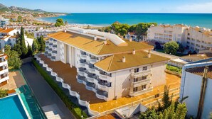 A coastal hotel with multiple balconies, a swimming pool, and a view of the sea. - Hotel Servigroup Romana (Alcala de Xivert)