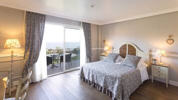Superior kamer, terras, uitzicht op zee | 1 slaapkamer, een minibar, een kluis op de kamer, een bureau