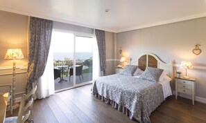 Rom – superior, terrasse, havutsikt | Minibar, safe på rommet, skrivebord og blendingsgardiner