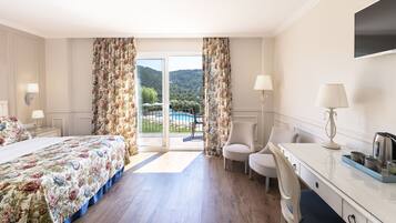 Premium kamer, terras, uitzicht op zee | 1 slaapkamer, een minibar, een kluis op de kamer, een bureau