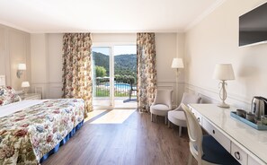 Premium Room, Terrace, Ocean View | Bar mini, peti besi dalam bilik, meja, langsir/tirai gelap terus