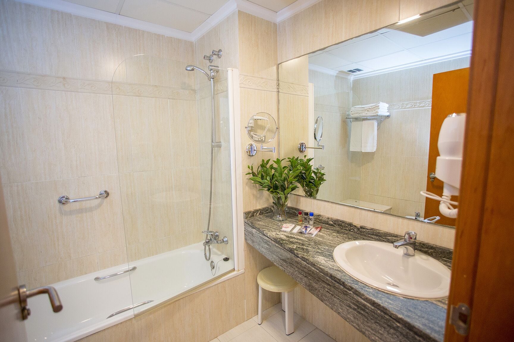 bathtub, deep-soaking bathtub, free toiletries, hair dryer