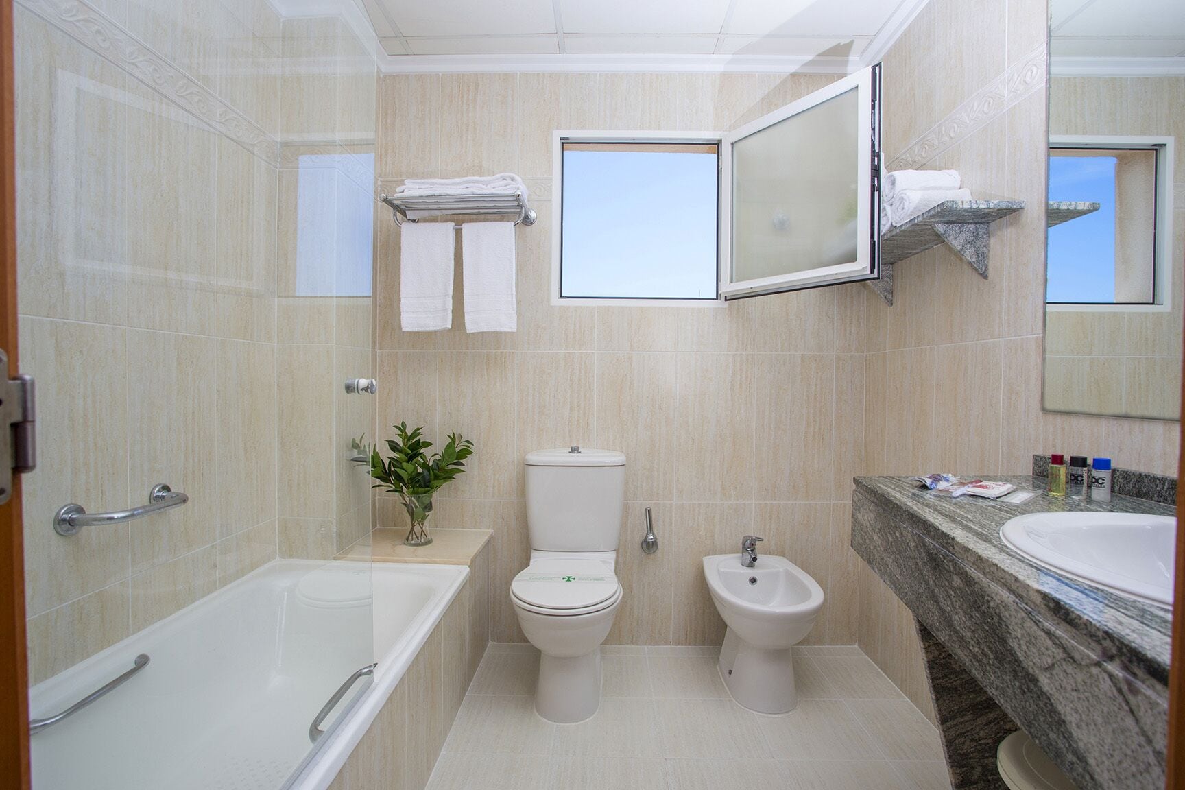 bathtub, deep-soaking bathtub, free toiletries, hair dryer