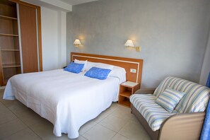 Minibar, két bảo mật tại phòng, bàn 