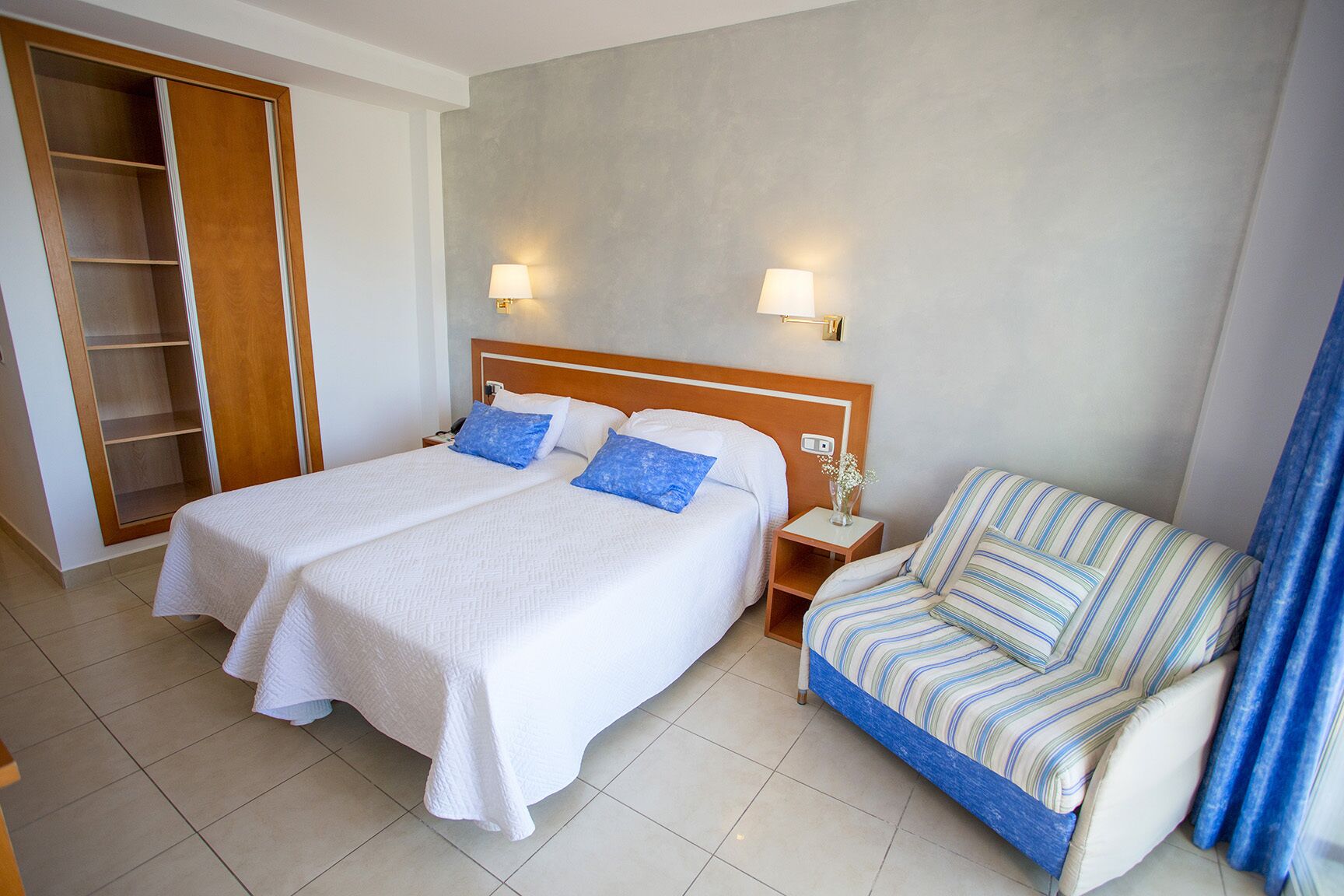 minibar, in-room safe, desk, laptop workspace