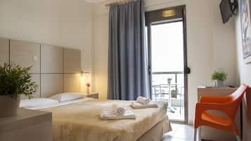 Single Room | Minibar, in-room safe, desk, iron/ironing board