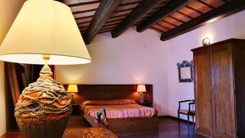 Chambre Triple | Minibar, coffres-forts dans les chambres, bureau, Wi-Fi gratuit