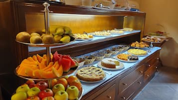 Bữa sáng buffet hàng ngày (15 EUR/mỗi người)