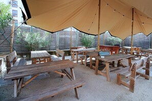 Outdoor dining - Hans Brinker Hostel Lisbon (Lisbon)