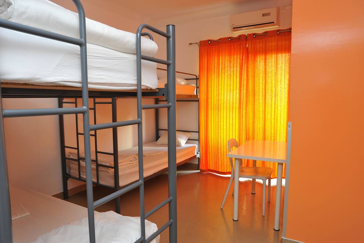 Habitación cuádruple, baño privado (2 Bunk Beds) | Camas extra y wifi gratis