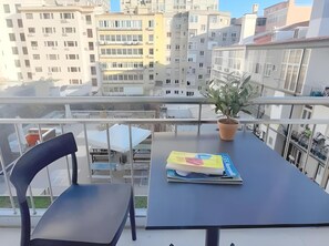 Outdoor dining - Hans Brinker Hostel Lisbon (Lisbon)