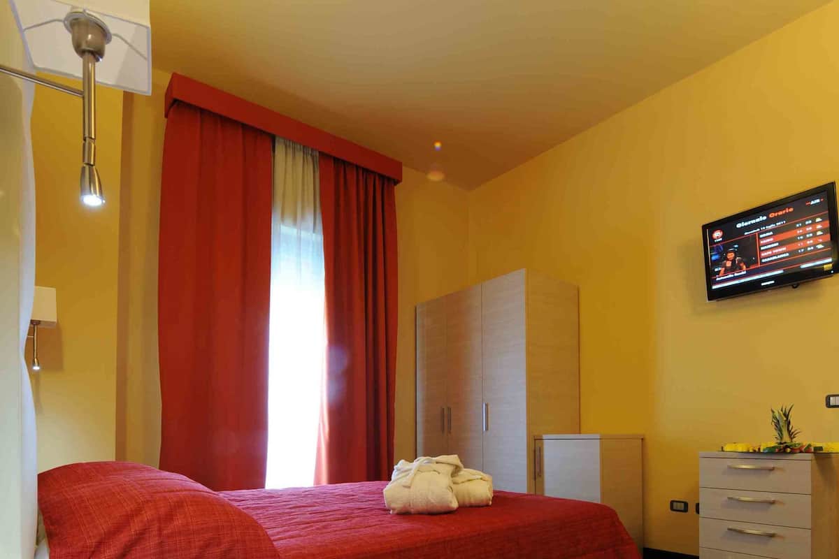 Kamar Double Superior untuk 1 Orang | Meja kerja, kedap suara, tempat tidur lipat/tambahan, dan Wi-Fi gratis