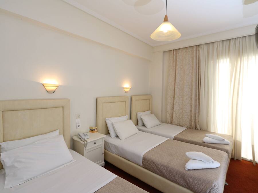 Quarto triplo | Roupas de cama de algodão egípcio, cofres nos quartos, escrivaninha
