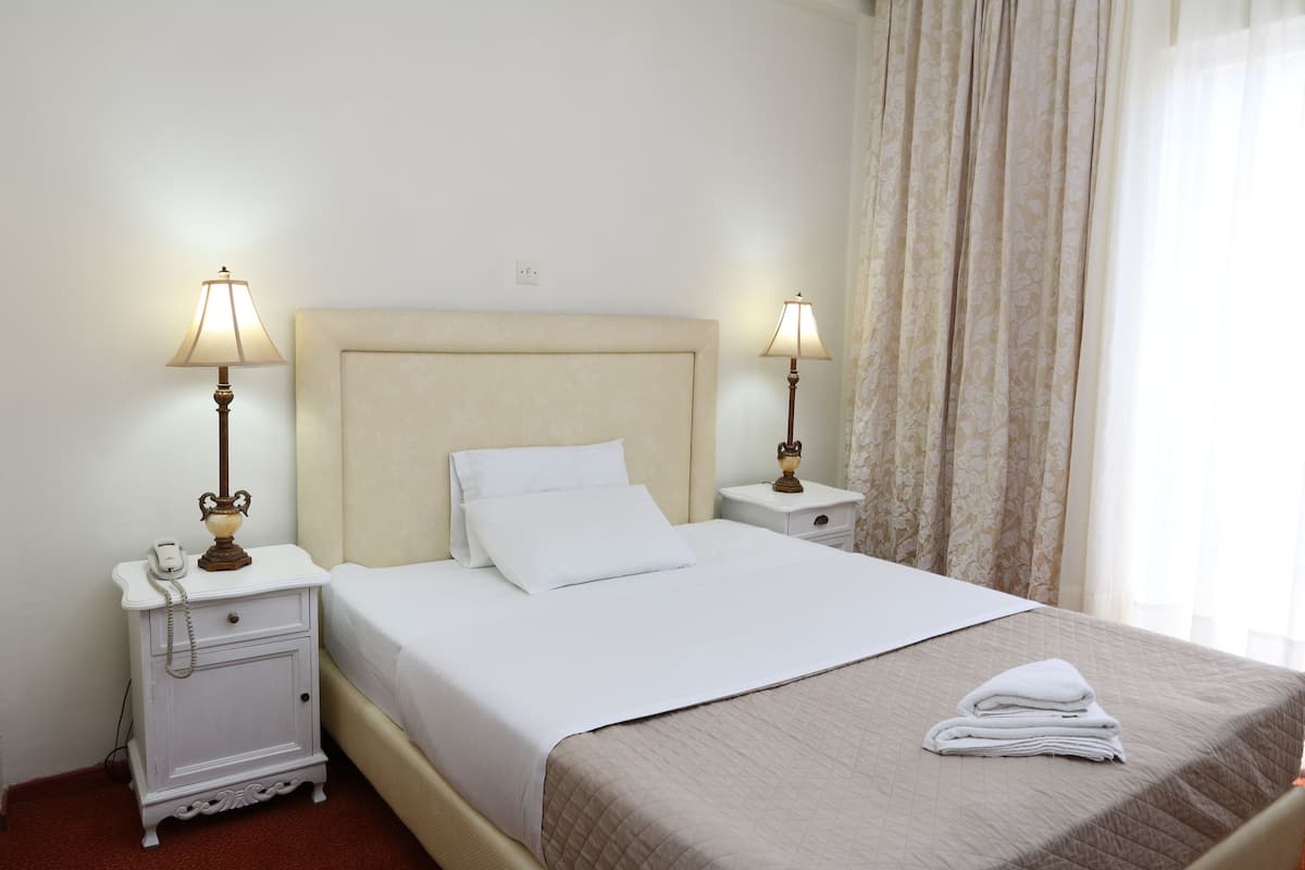 Egyptian cotton sheets, in-room safe, desk, soundproofing