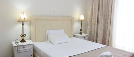 Egyptinpuuvillaiset lakanat, tallelokero huoneessa, työpöytä