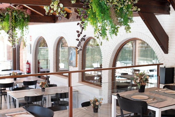 Déjeuner et dîner servis sur place, vue sur la piscine