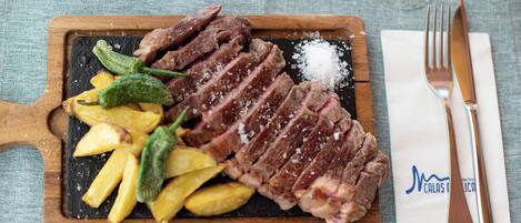 供應午餐和晚餐,游泳池景觀