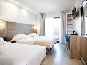 Habitación familiar, Terraza, vista al jardín | Minibar, caja de seguridad en la habitación y escritorio
