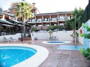 A hotel pool area with multiple sunbathing spots and a small circular pool. - Hotel Boutique Calas de Alicante (Alicante)