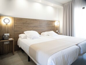 Minibar, caja de seguridad en la habitación y escritorio 