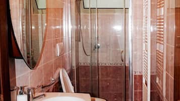 Apartamento, 1 habitación | Baño | Ducha y cabezal de ducha tipo lluvia