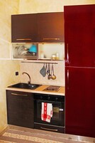 Cafetera expreso, refrigerador con freezer, microondas, placa de cocina