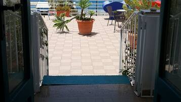 Dreibettzimmer, Meerblick | Minibar, Schreibtisch, kostenloses WLAN