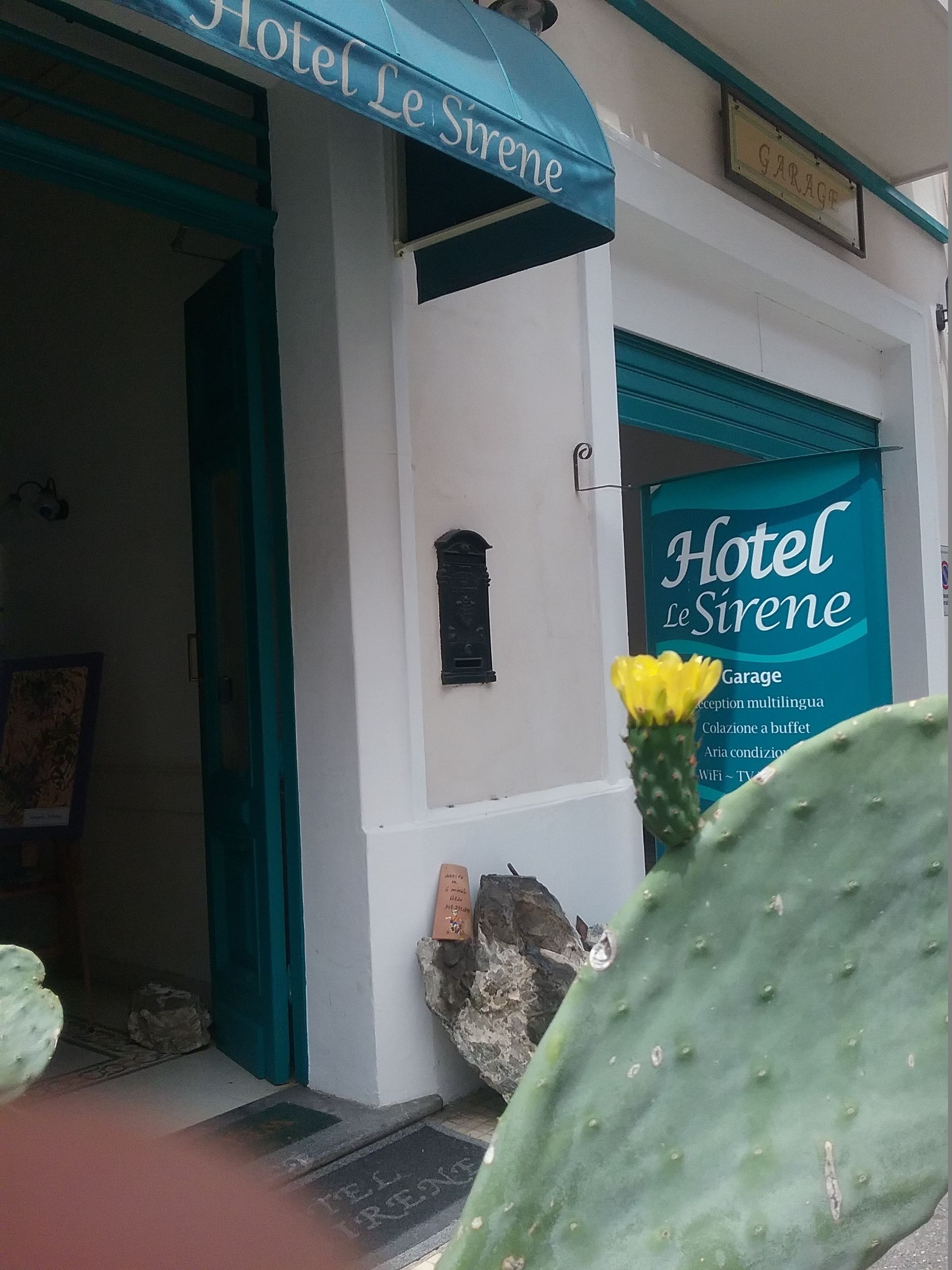 Esterno dell'Hotel Le Sirene, con un'indicazione per il garage.