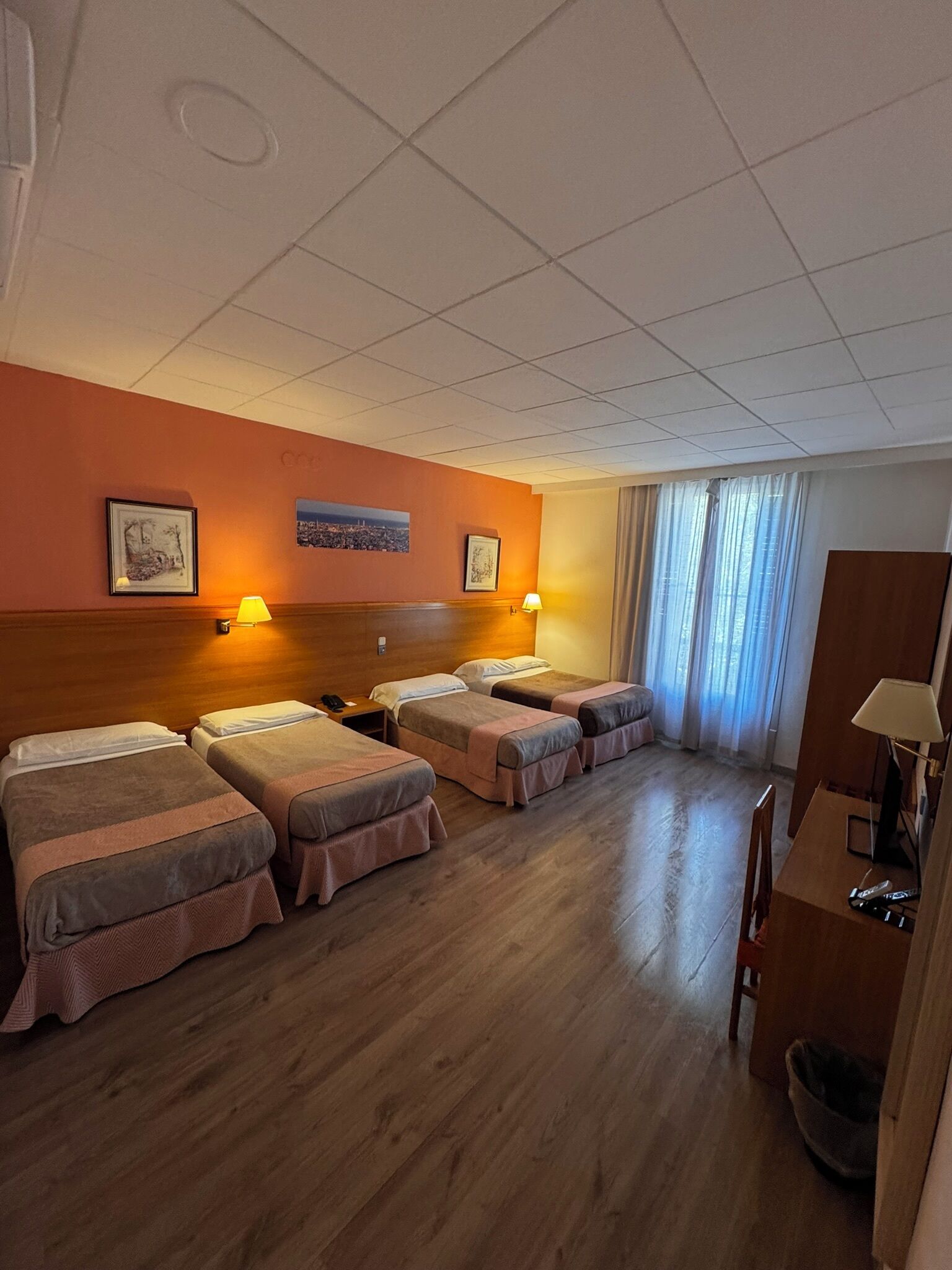 Kamar Quadruple Kota | Brankas, meja kerja, Wi-Fi gratis, dan seprai linen