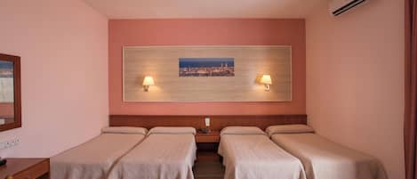 Tallelokero huoneessa, työpöytä, ilmainen Wi-Fi, vuodevaatteet