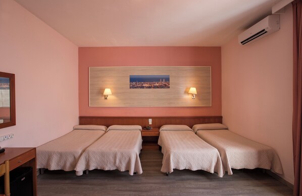 Zimmersafe, Schreibtisch, kostenloses WLAN, Bettwäsche