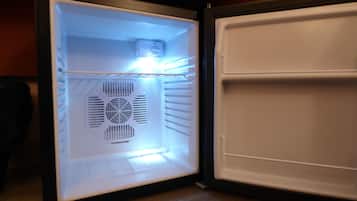 Ein offener Kühlschrank mit Innenbeleuchtung.