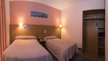 Standaard kamer, 2 eenpersoonsbedden | Een kluis op de kamer, een bureau, gratis wifi, beddengoed