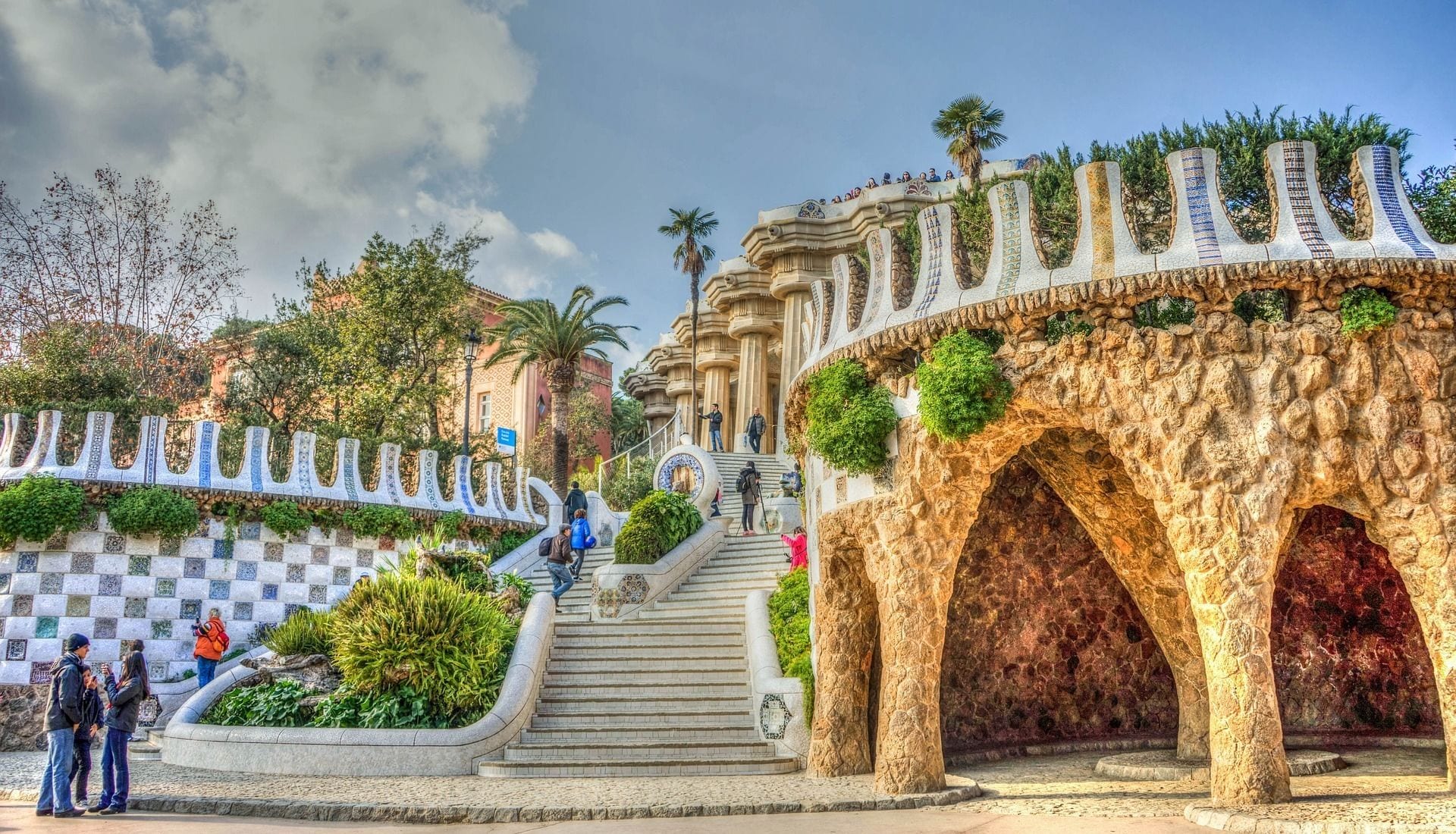 Un puente de piedra con arcos y un muro a cuadros.