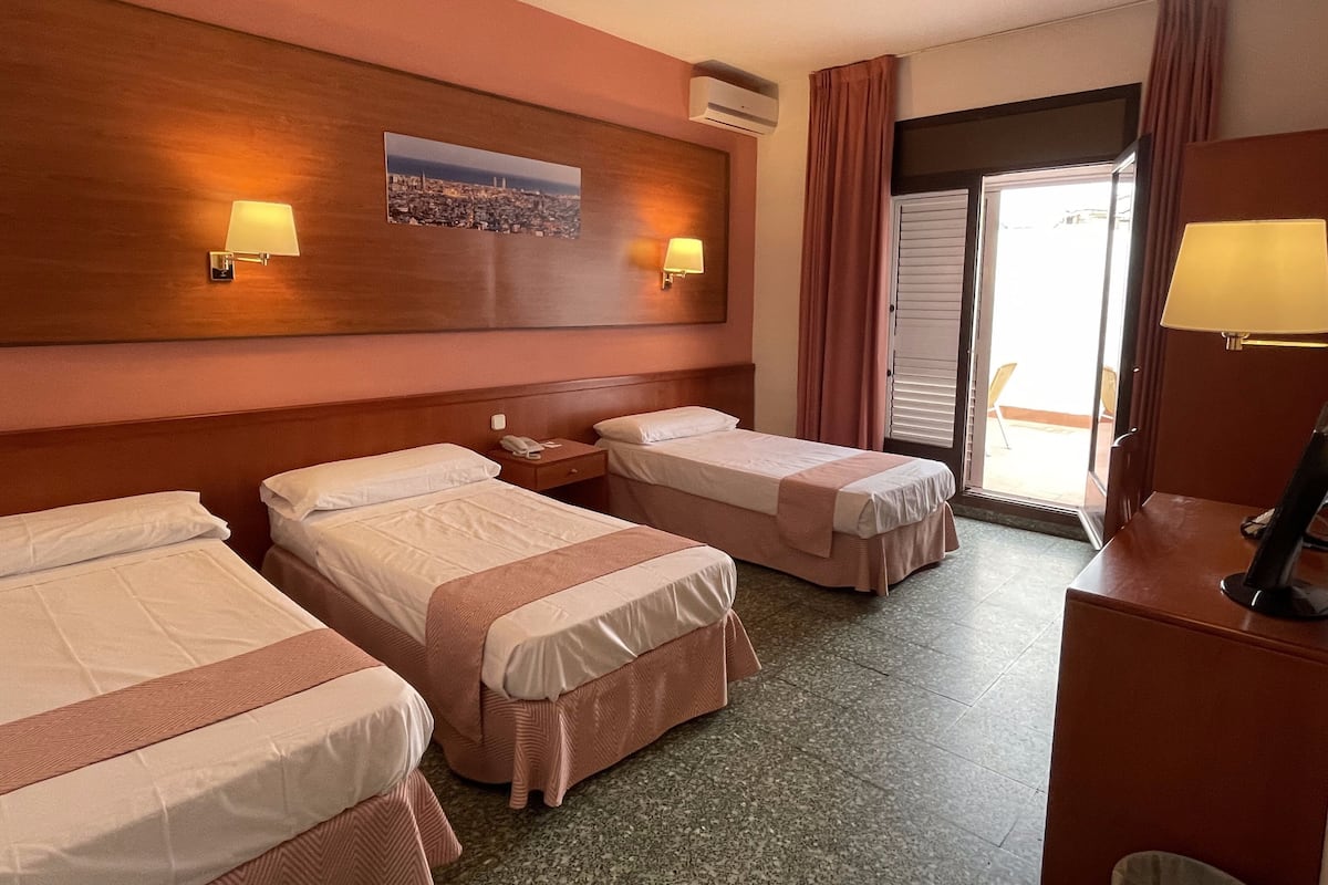 Economy Triple Room, 3 Twin Beds | In-room safe, desk, free WiFi, bed sheets