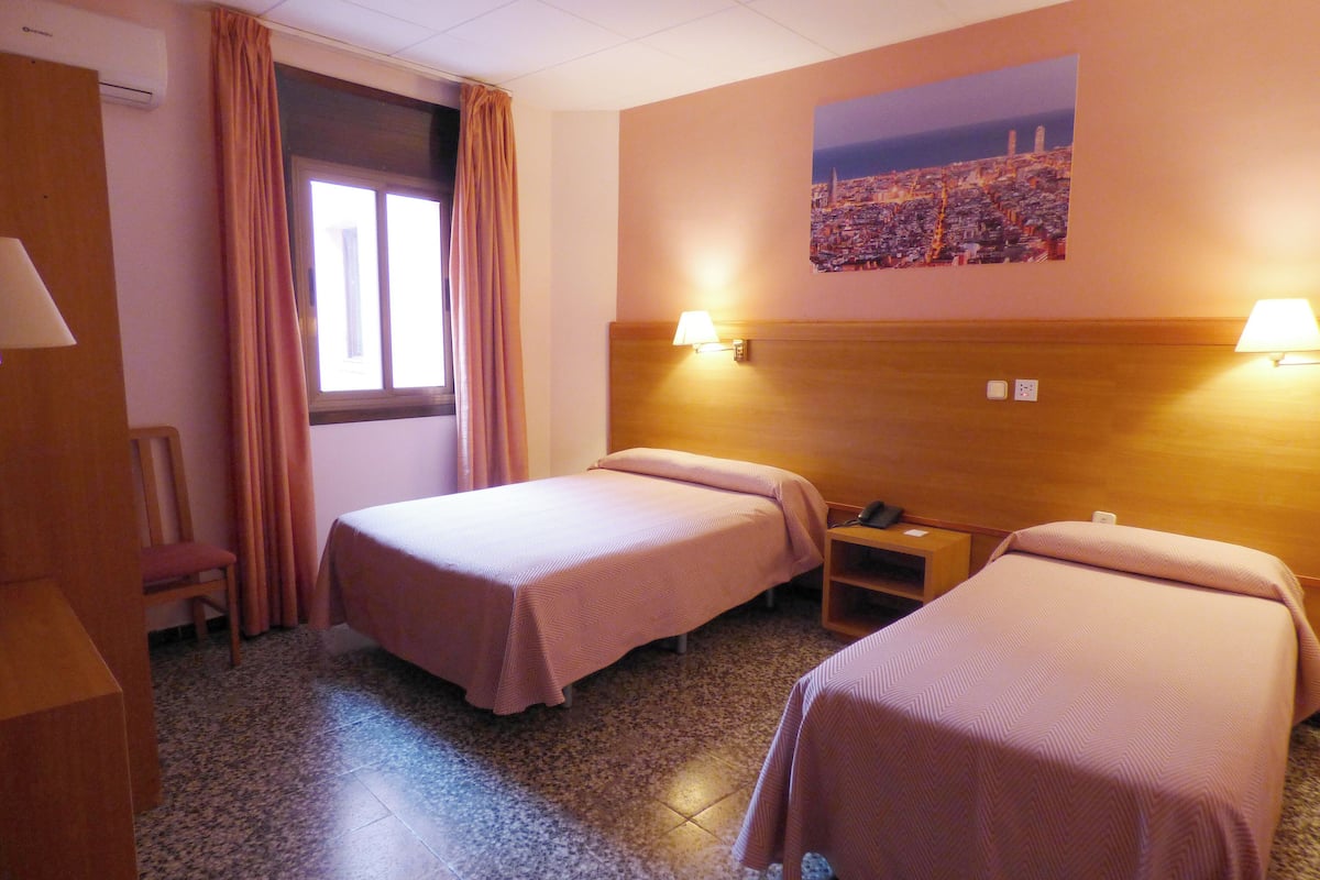 Economy Twin Room, 2 Twin Beds | In-room safe, desk, free WiFi, bed sheets