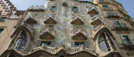 Un bâtiment doté de balcons ornés et incurvés, ainsi que de carreaux décoratifs.