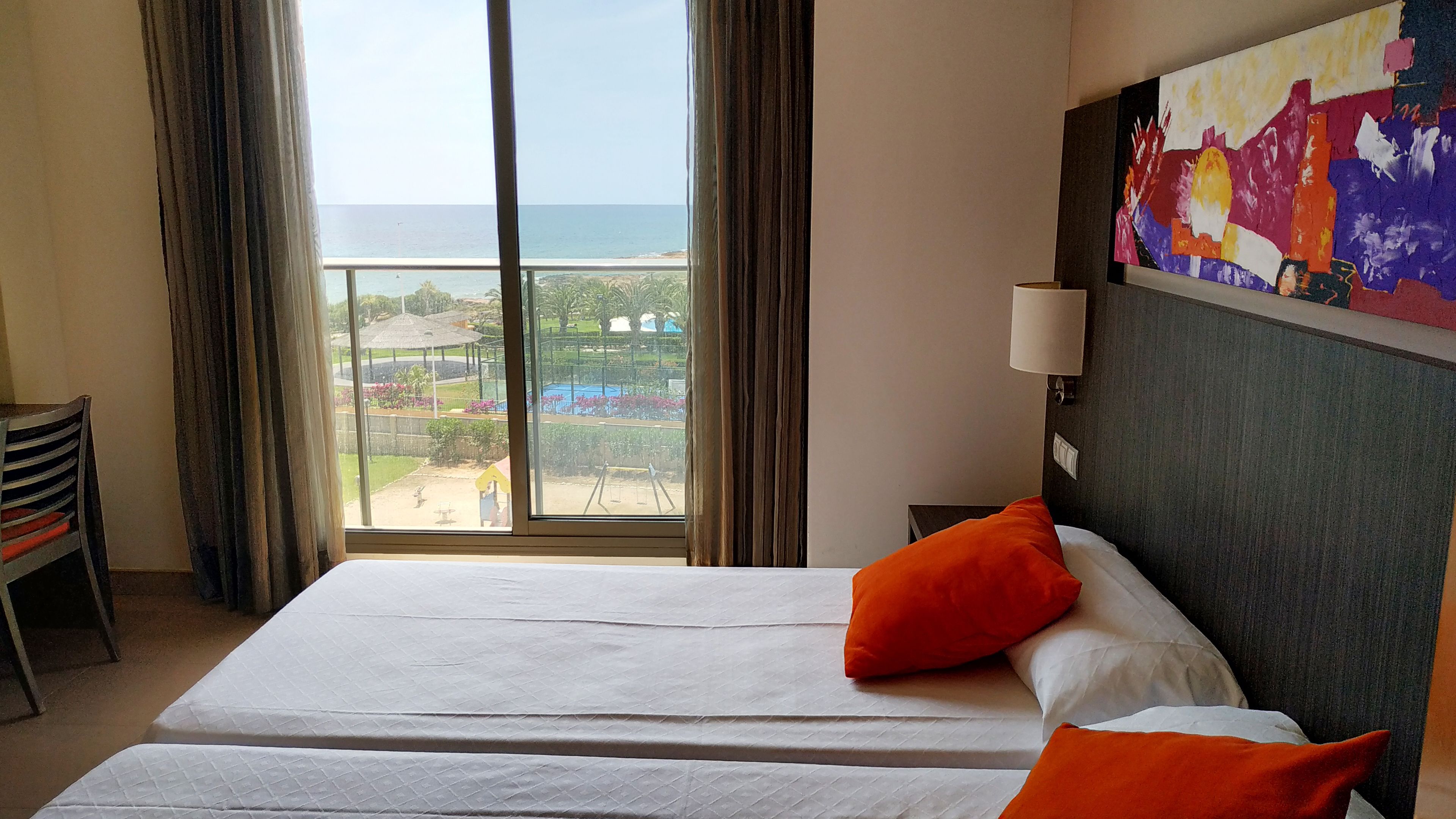 Een minibar, een kluis op de kamer, een bureau, een laptopwerkplek