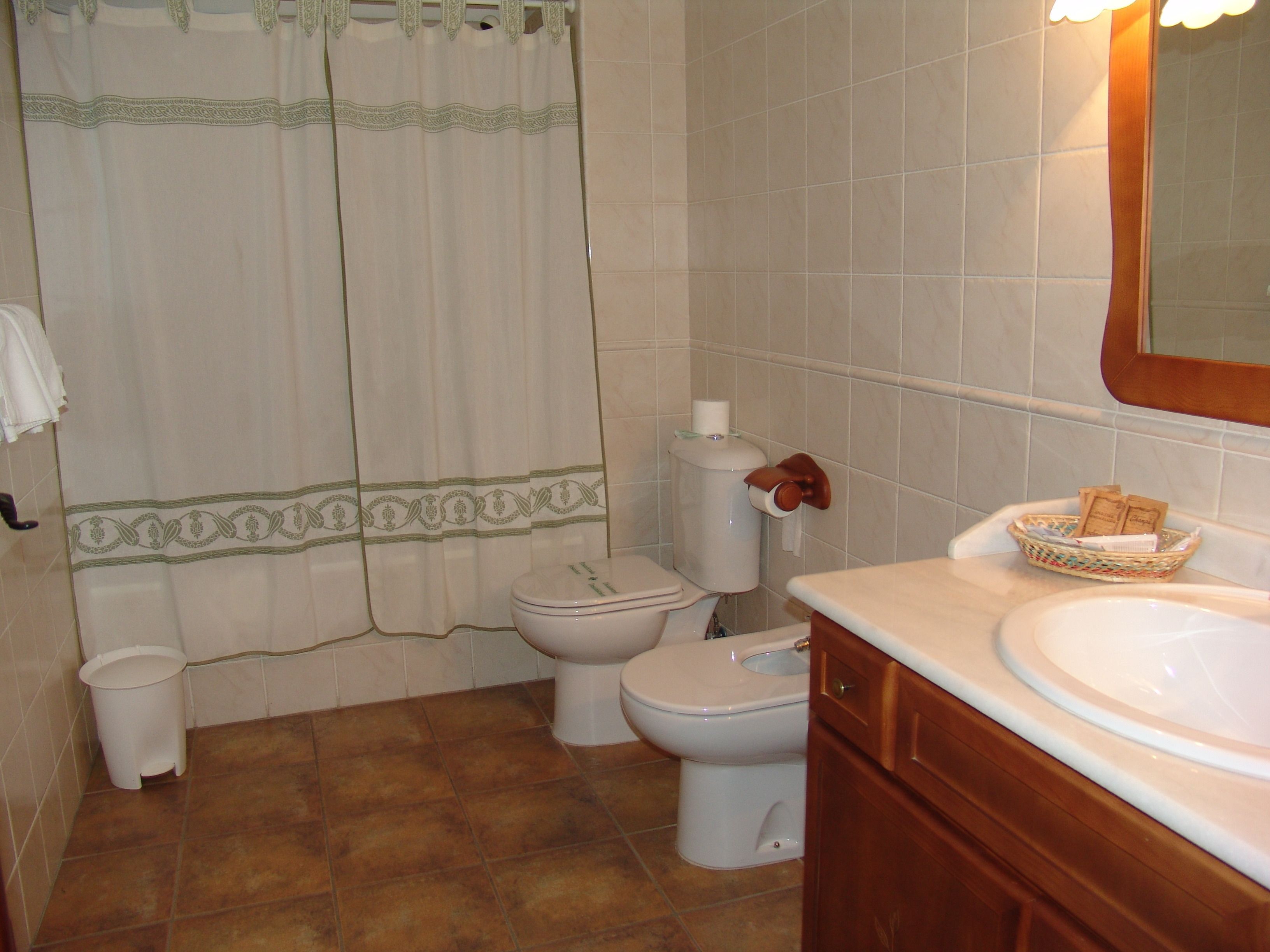 combined shower/bathtub, deep-soaking bathtub, hair dryer, towels