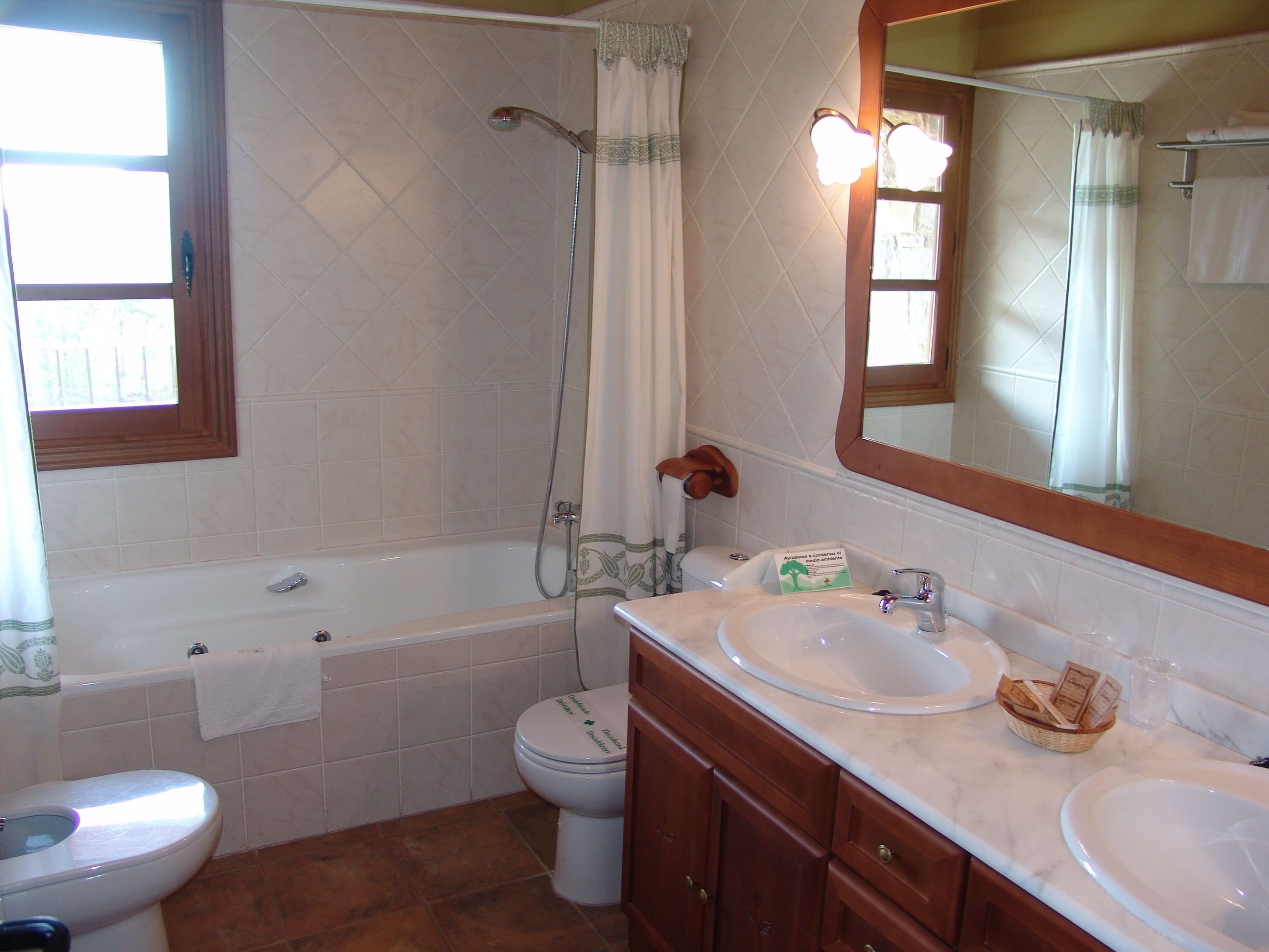 suite (triple) | bathroom | combined shower/bathtub, deep-soaking bathtub, hair dryer, towels