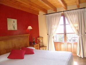 Cortinas blackout, wifi gratis y ropa de cama 