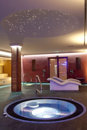 Bồn tắm spa trong nhà