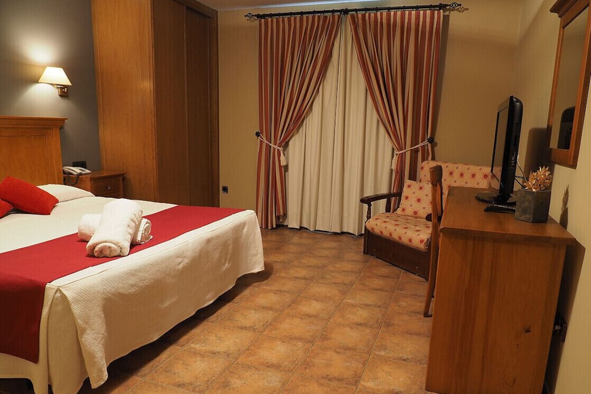 Cortinas blackout, wifi gratis y ropa de cama