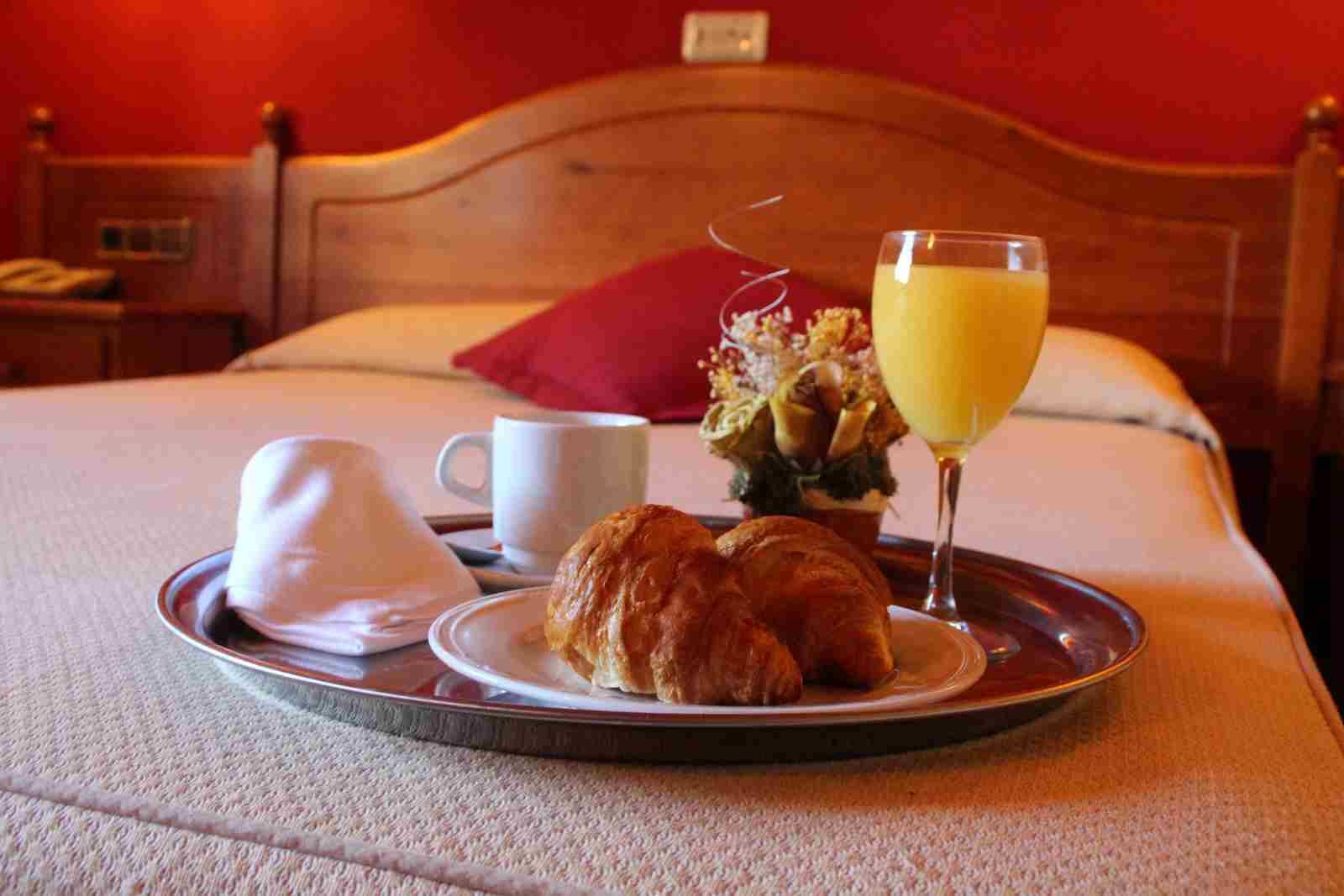 blackout curtains, free wifi, bed sheets