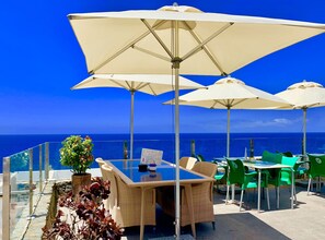 Petit déjeuner, déjeuner et dîner servis sur place, vue sur la piscine